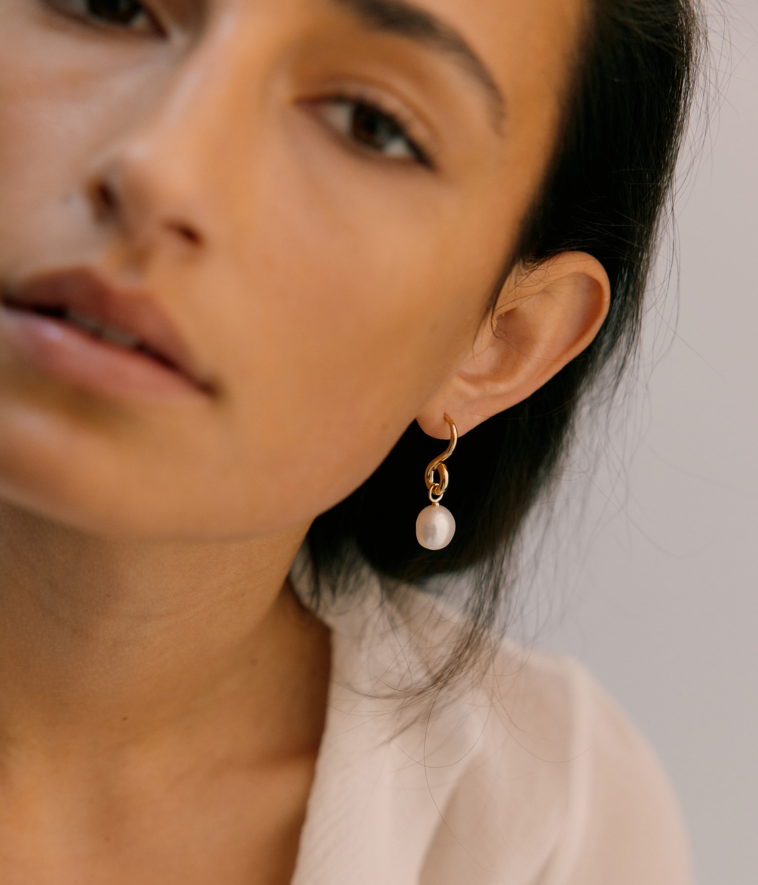 Oura Pearl Stud Earring. Gold Vermeil