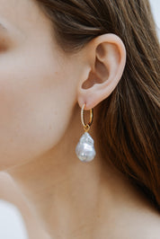 Embrasé Diamond & Pearl Hoop Earrings. 9k Yellow Gold - MONARC CONCIERGE