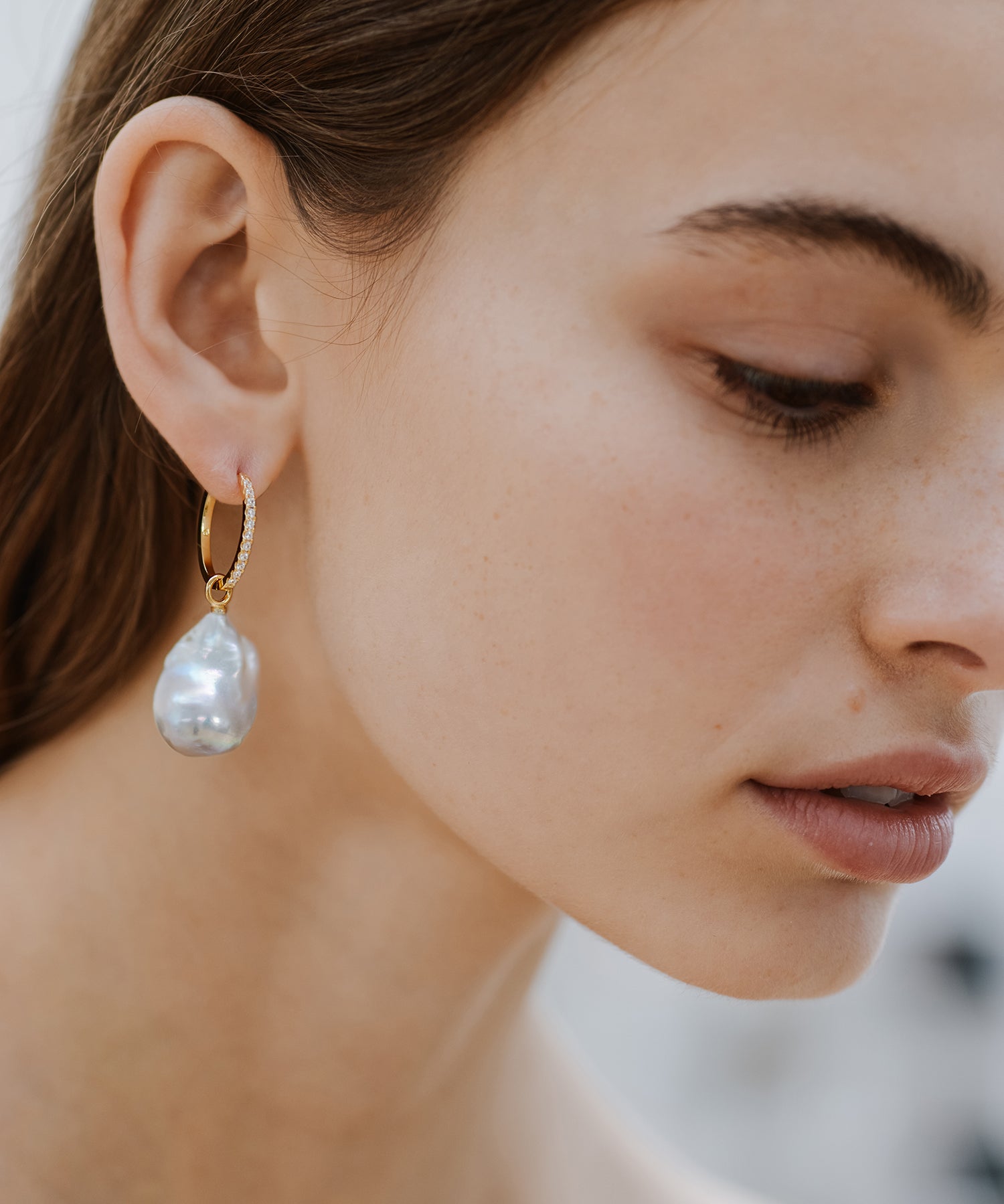 Embrasé Diamond & Pearl Hoop Earrings. 9k Yellow Gold - MONARC CONCIERGE