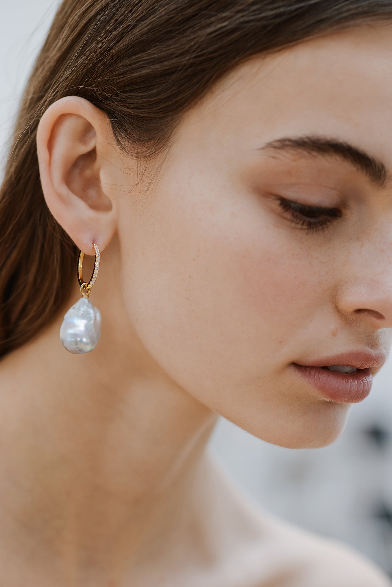 Embrasé Diamond & Pearl Hoop Earrings. 9k Yellow Gold - MONARC CONCIERGE