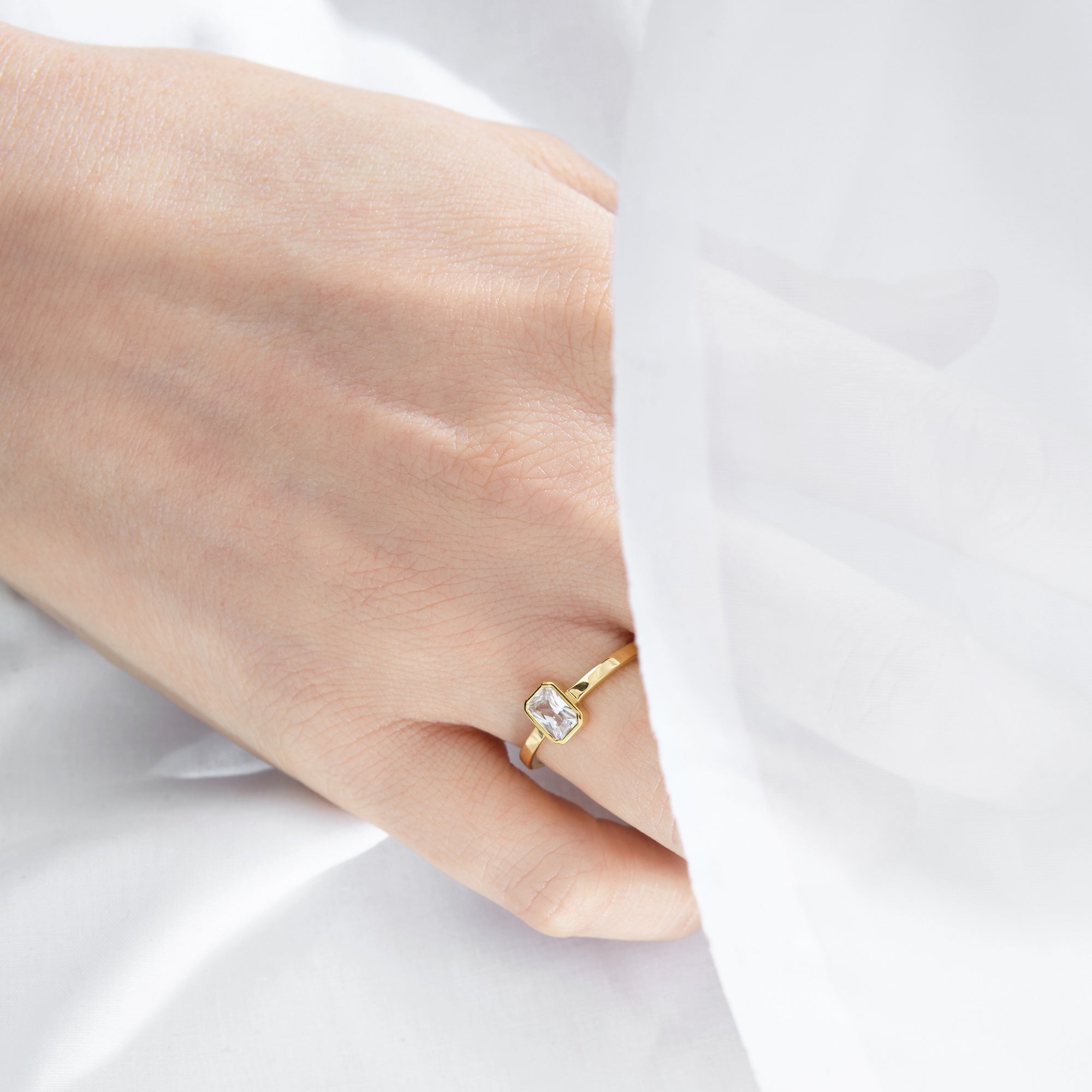 Thea Diamond Solitaire Ring. 18k Yellow Gold - MONARC CONCIERGE